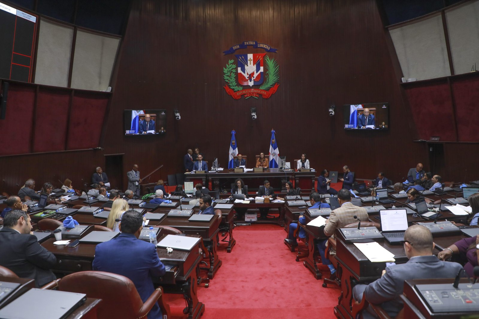 Cámara de Diputados recibe proyecto para transformar el ensanche La Fe