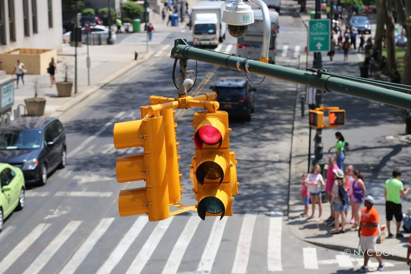 Nueva York activó cámaras de luz roja en intersecciones a principios de 2026, parte de un plan para llegar a 600 puntos seguros para finales del año.