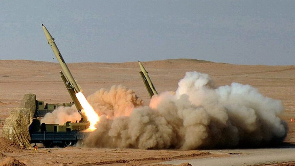 Irán lanza misiles contra la Quinta Flota de EE.UU. y objetivos energéticos israelíes