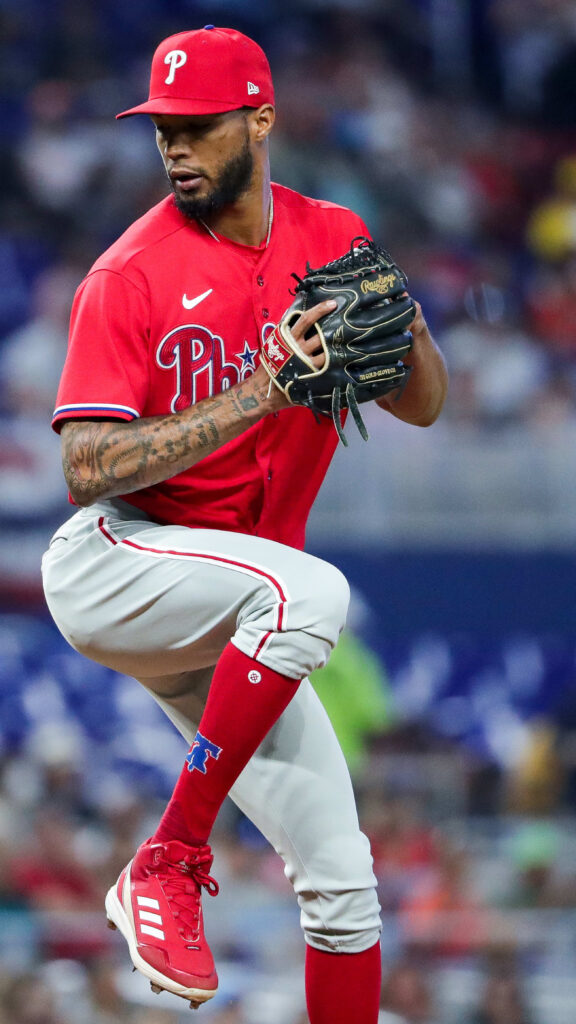 Cristopher Sánchez firma extensión