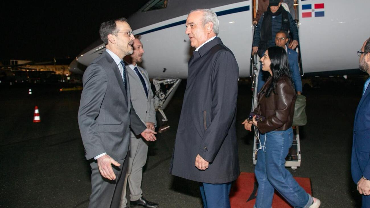 Abinader llega a París para reunirse con Macron y participar en foro anticorrupción
