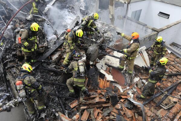 Suben a 68 los muertos en el accidente aéreo en Colombia tras el hallazgo de dos cuerpos