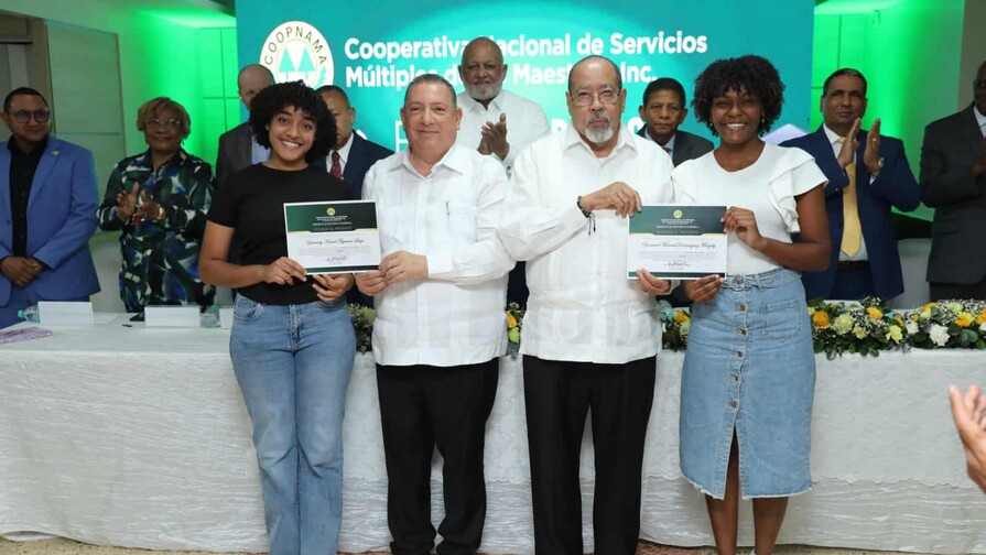 425 hijos de maestros reciben becas universitarias de Coopnama