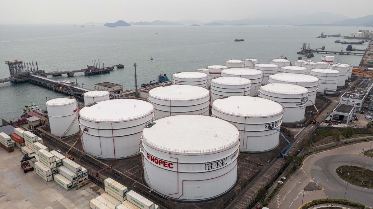 El petróleo vuelve a superar los 100 dólares por barril en medio de dudas sobre fin de la guerra