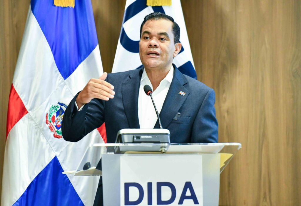Titular DIDA reta a Leonel renunciar a pensión de expresidente