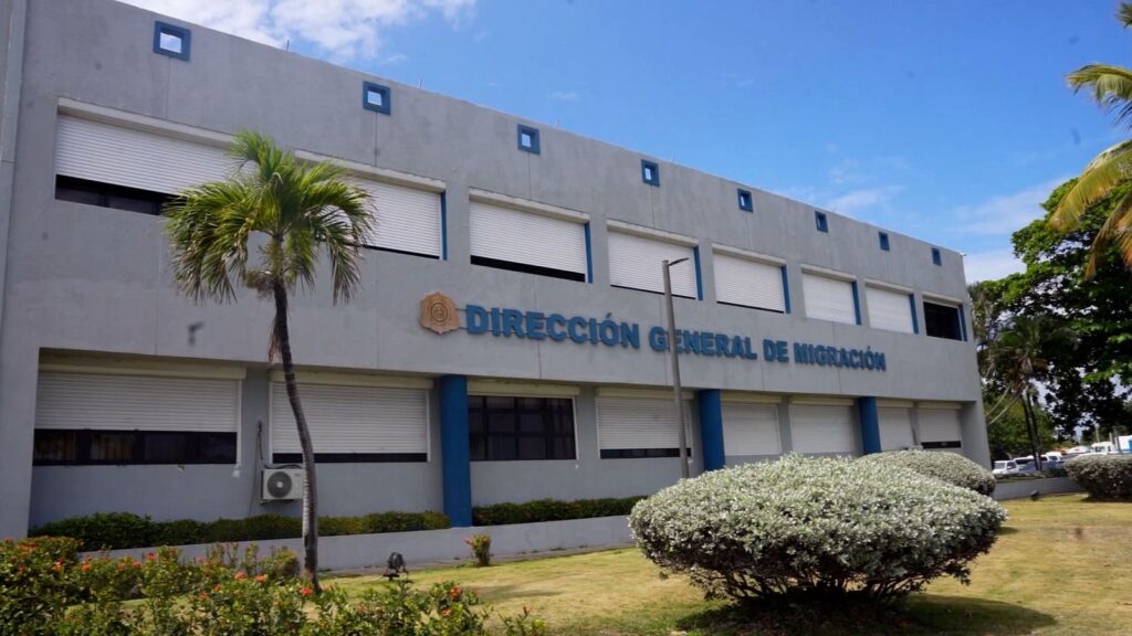 Migración establece procedimientos para renovación de permisos de trabajo temporales