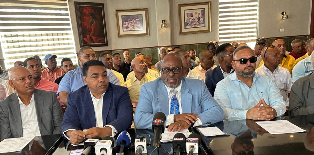 Organizaciones del transporte aseguran que no subirán pasajes pese a crisis en Medio Oriente