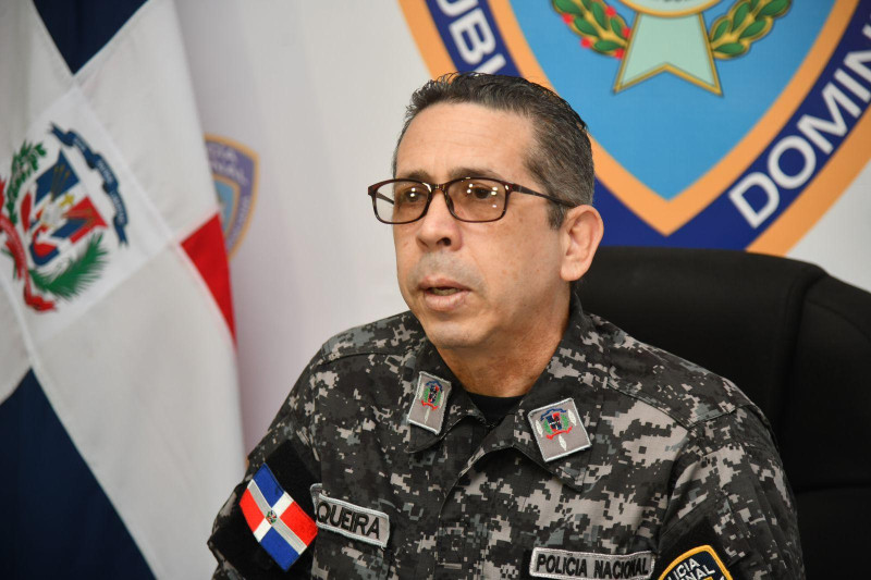 PN suspende coronel tras agredir una joven en Los Mina; investiga hecho