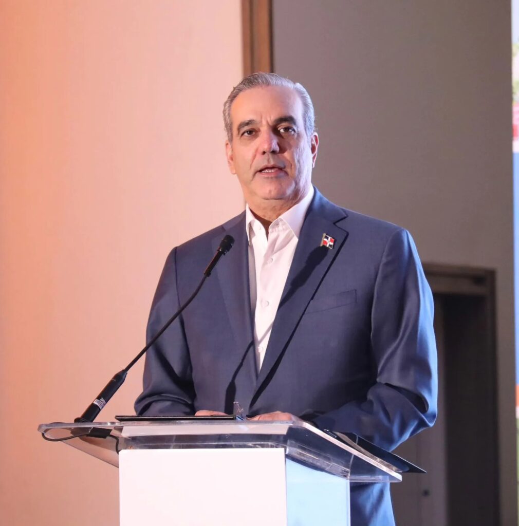 Presidente Abinader promulga ley que elimina candidaturas independientes en el país