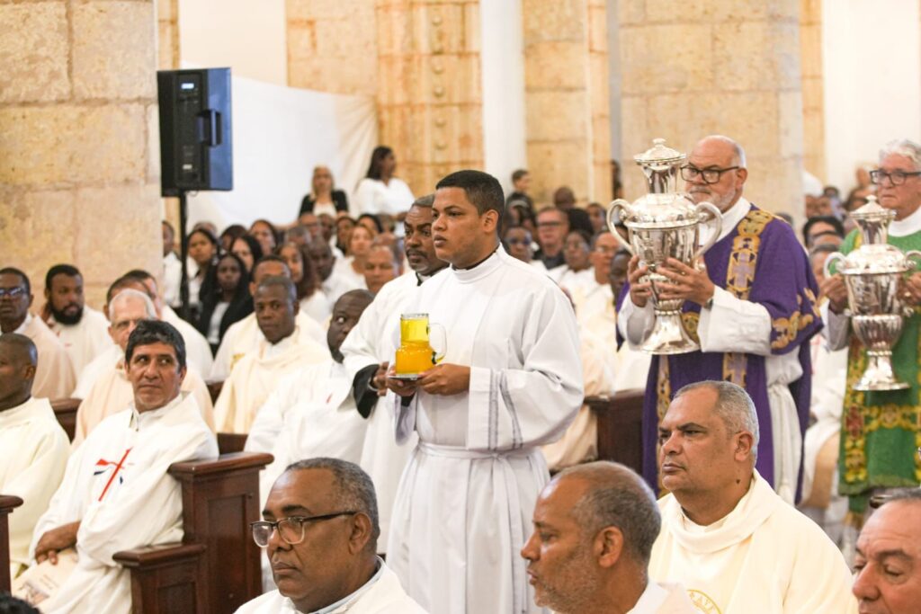 Celebran Misa Crismal en la Catedral Primada de América presidida por arzobispo Carlos Tomás Morel Durán