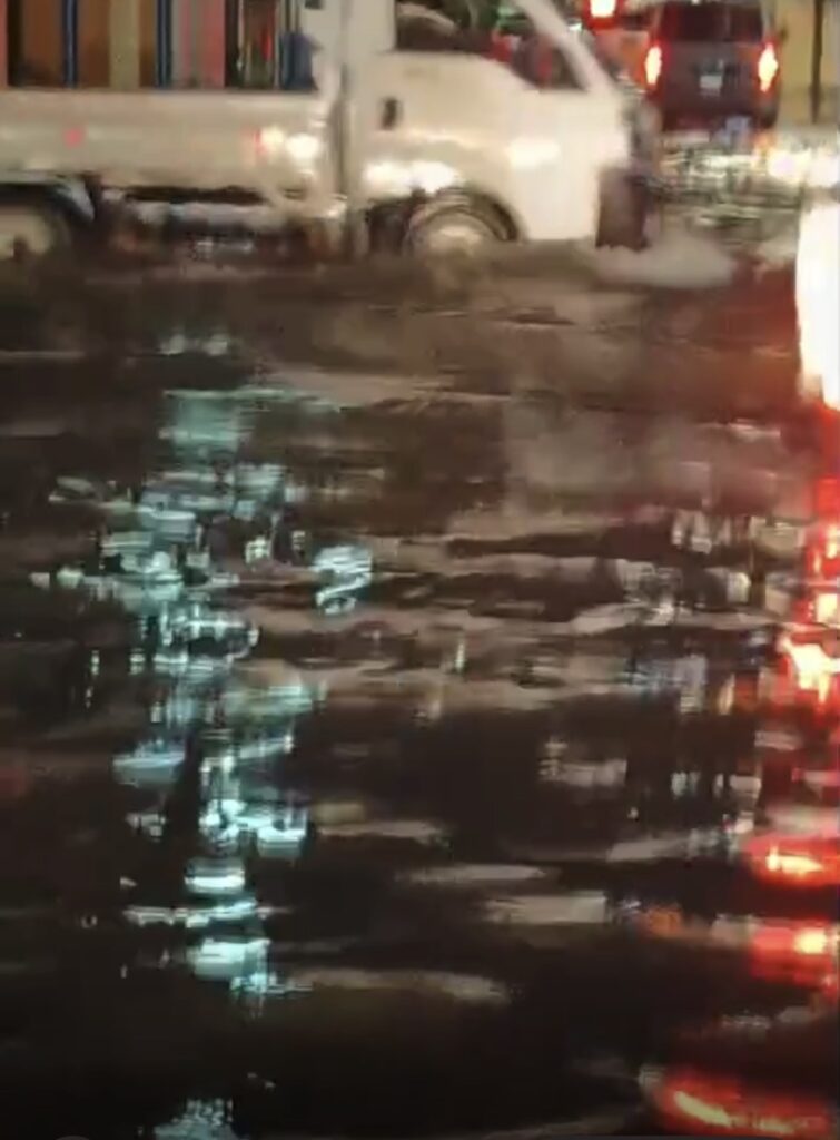 Intensas lluvias provocan inundaciones urbanas en el Gran Santo Domingo y DN, este miércoles