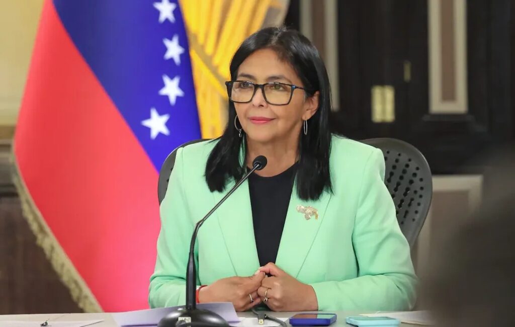 Delcy Rodríguez subirá los salarios y creará una comisión para el diálogo laboral en Venezuela