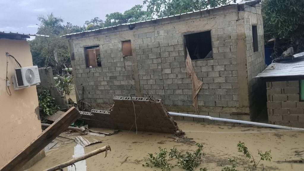 Lluvias dejan 186 centros educativos afectados, 17 acueductos fuera de servicio y más de 6,000 viviendas inundadas