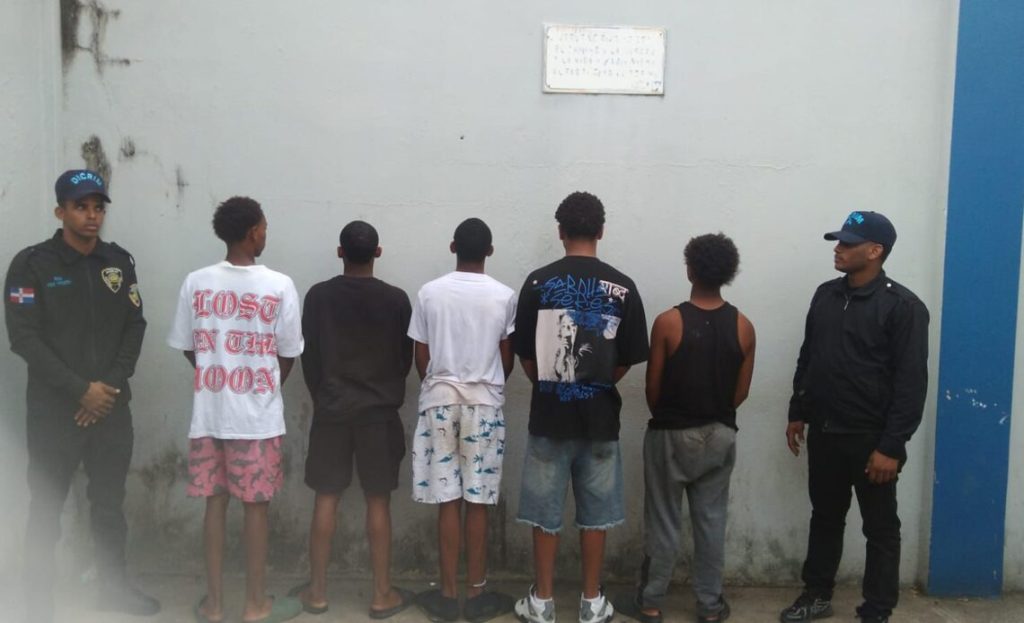 PN arresta a cinco hombres por quemar un gato en Sabana Perdida