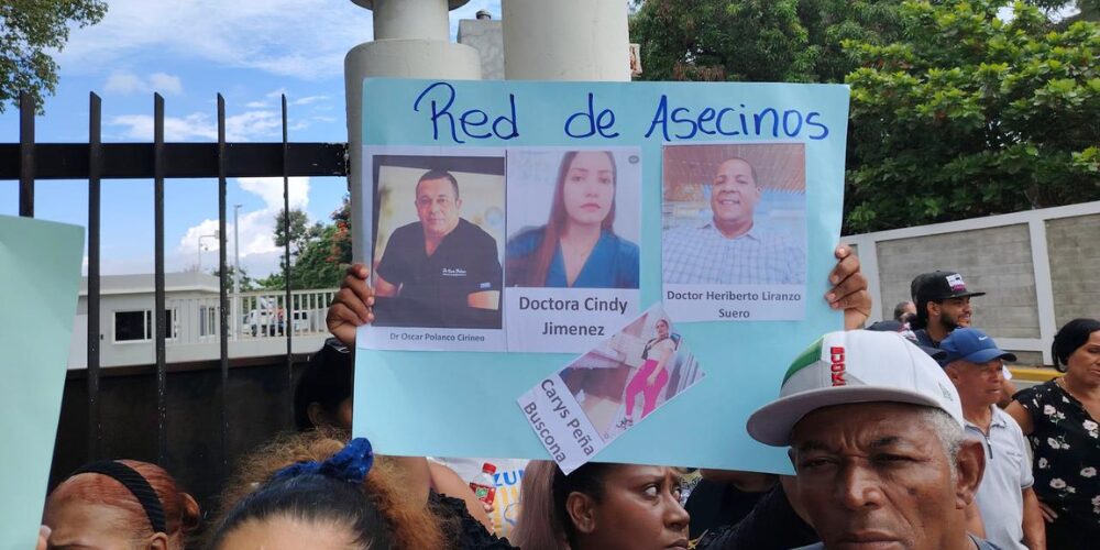 Familiares siguen exigiendo justicia por joven fallecida en clínica estética en Santiago