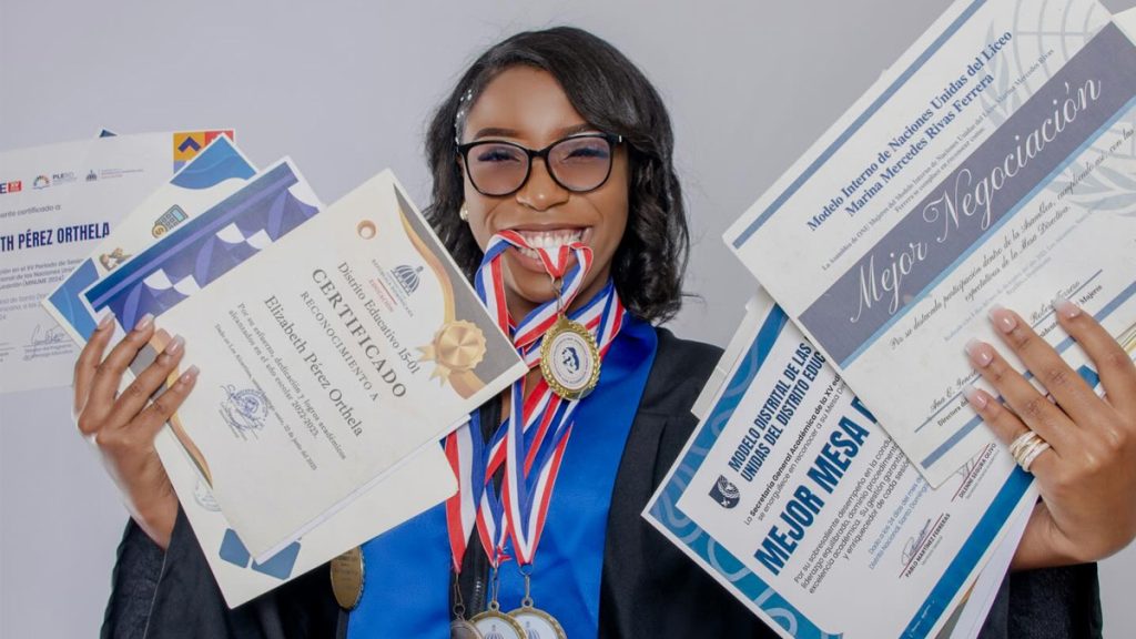 Joven dominicana admitida en 9 universidades en EE. UU. solicita ayuda para cubrir pago de 1,650 dólares