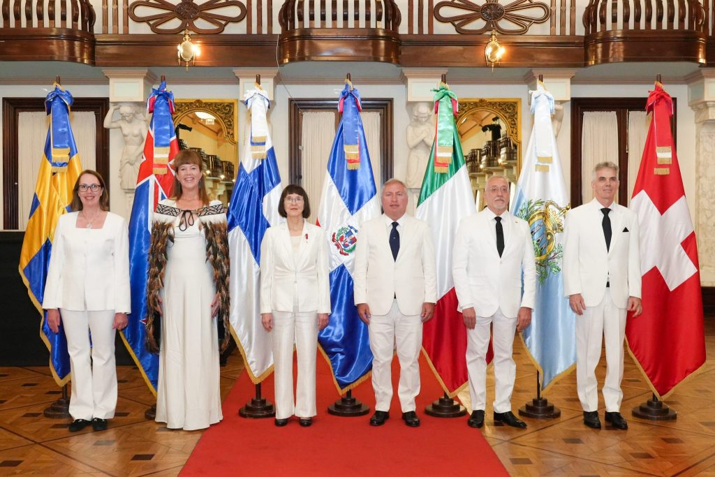 Presidente Abinader recibe cartas credenciales de seis nuevos embajadores