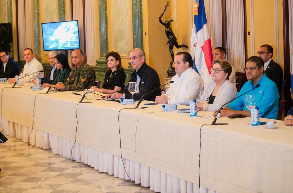 Presidente Abinader encabeza reunión con el COE y organismos de socorro por efectos de vaguada