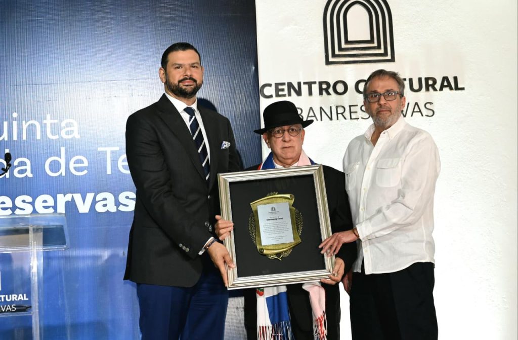 Banreservas reconoce a Giovanny Cruz por su trayectoria y aportes a la escena dominicana