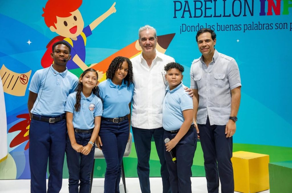 Abinader recorre Feria Regional del Libro y Cultura Cibao 2026 y dispone su celebración anual en la ciudad