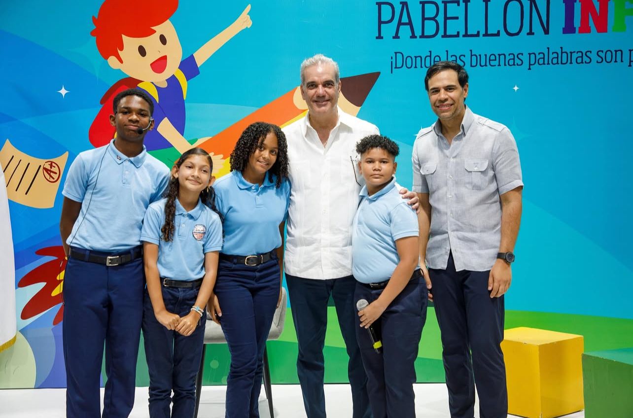 Abinader recorre Feria Regional del Libro y Cultura Cibao 2026 y dispone su celebración anual en la ciudad