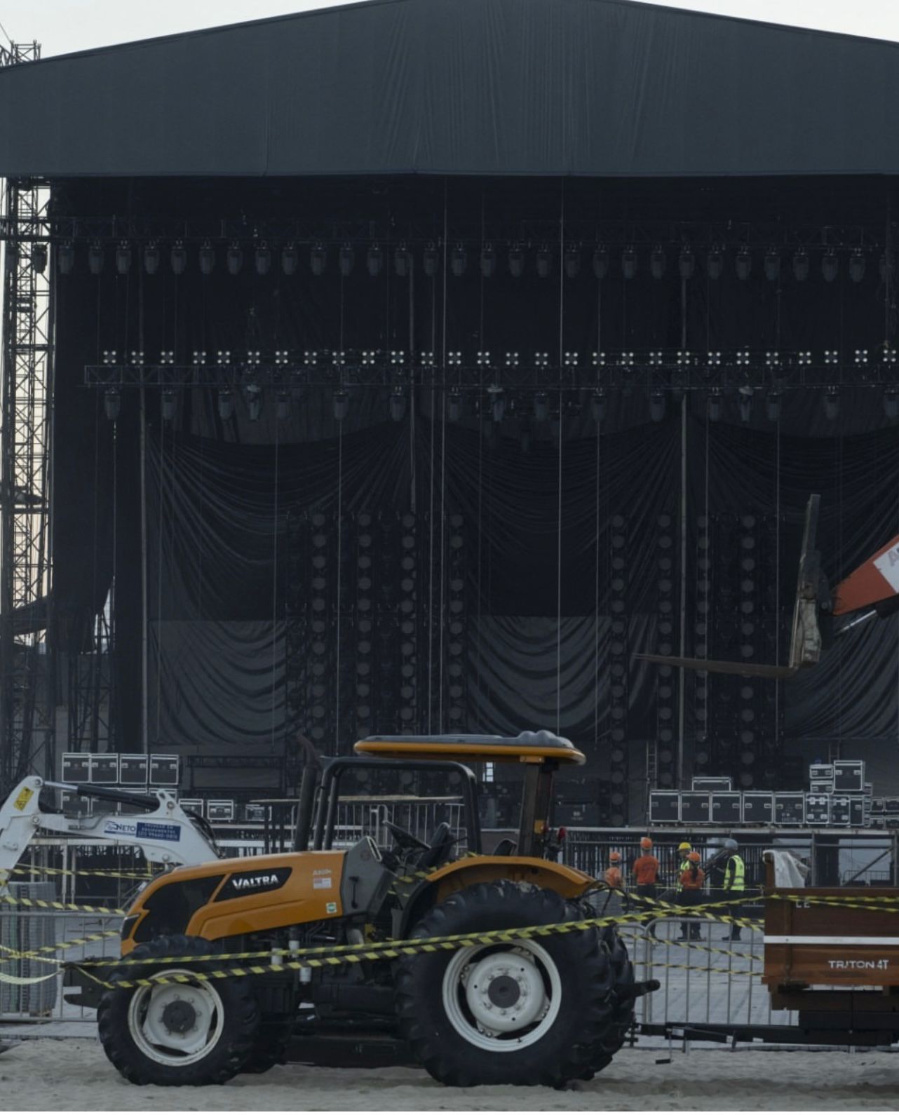 Fallece trabajador en accidente durante montaje de escenario para concierto de Shakira en Brasil