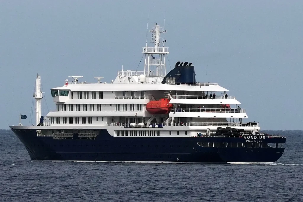 Seis casos confirmados en crucero con brote de hantavirus; se activa vigilancia internacional mientras se espera el desembarque