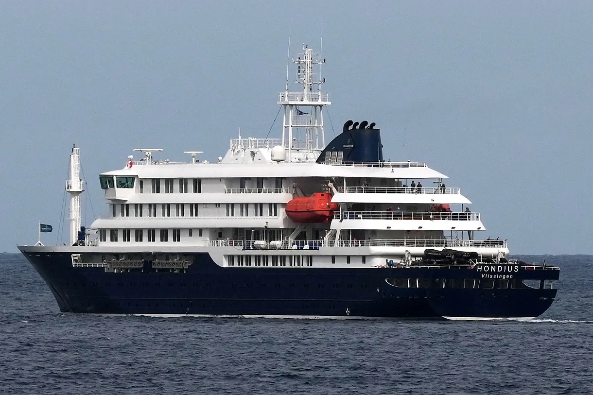 Seis casos confirmados en crucero con brote de hantavirus; se activa vigilancia internacional mientras se espera el desembarque