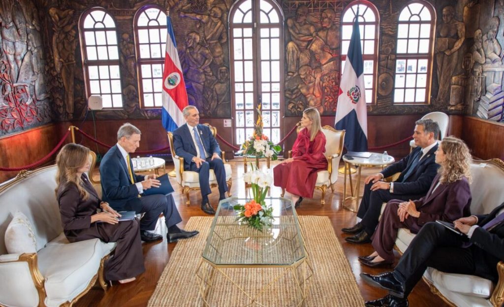 Abinader sostiene reunión bilateral con la mandataria electa de Costa Rica, Laura Fernández