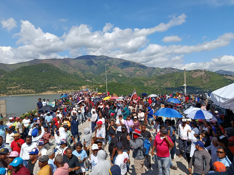 Protesta contra minería en San Juan llena ciudad de carteles y activistas