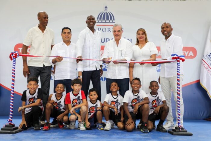 Abinader entrega pabellones remozados del Centro Deportivo de La Romana; Tito Horford integra voluntariado