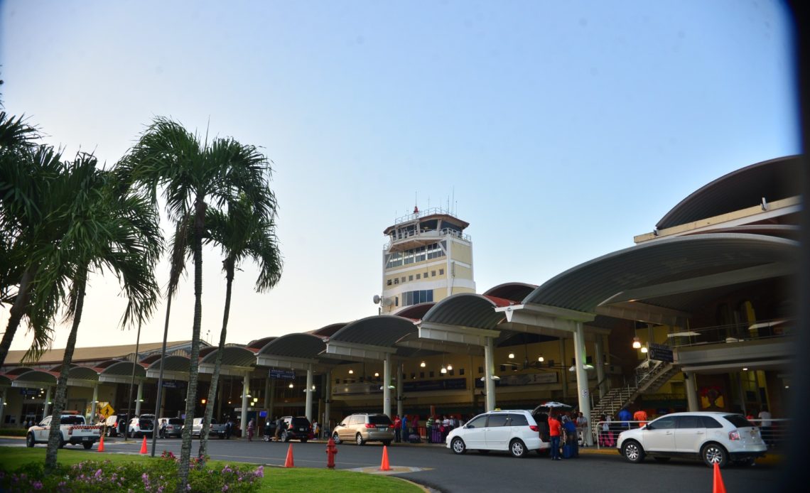 Cuatro pasajeros del vuelo retornado a Santiago por olor extraño permanecen ingresadas en centros médicos