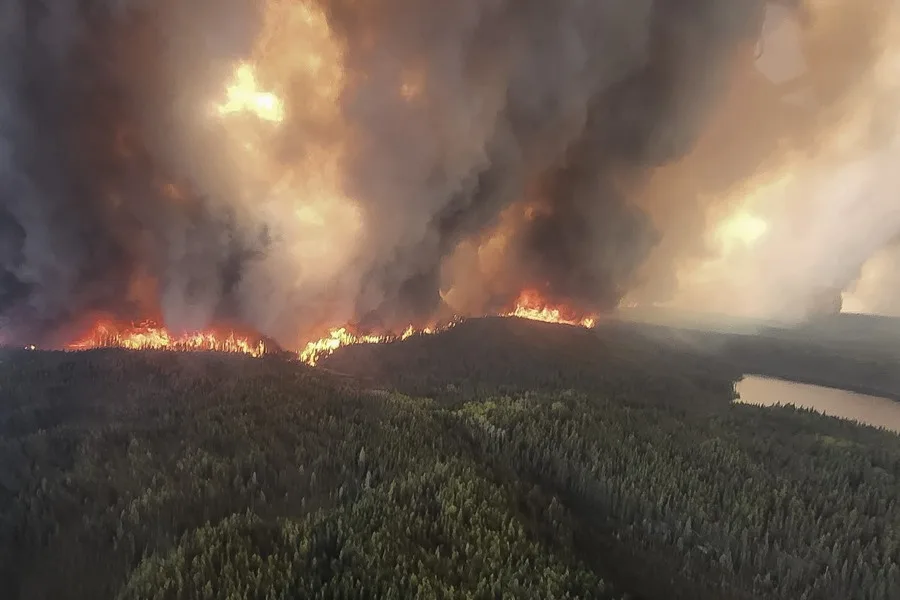 Empiezan las evacuaciones en Canadá al inicio de una temporada de incendios de alto riesgo