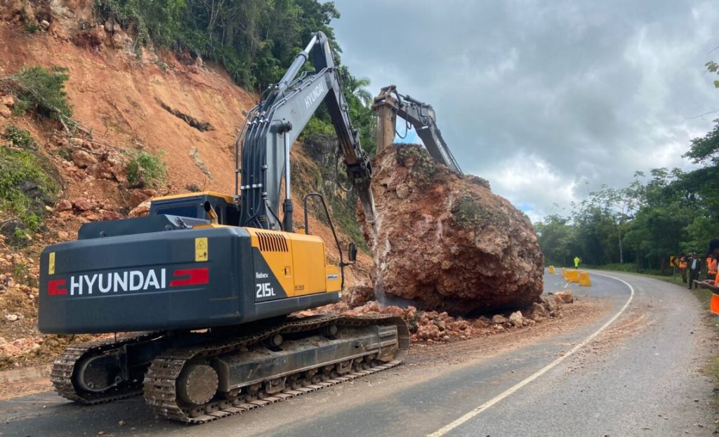 MOPC interviene derrumbes en tramo Majagual tras fuertes lluvias