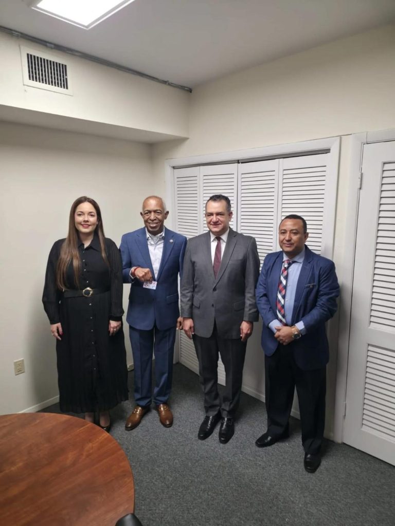 Junta Crntral Electoral entrega Primera Cédula en el exterior al Cónsul Bertico Sosa