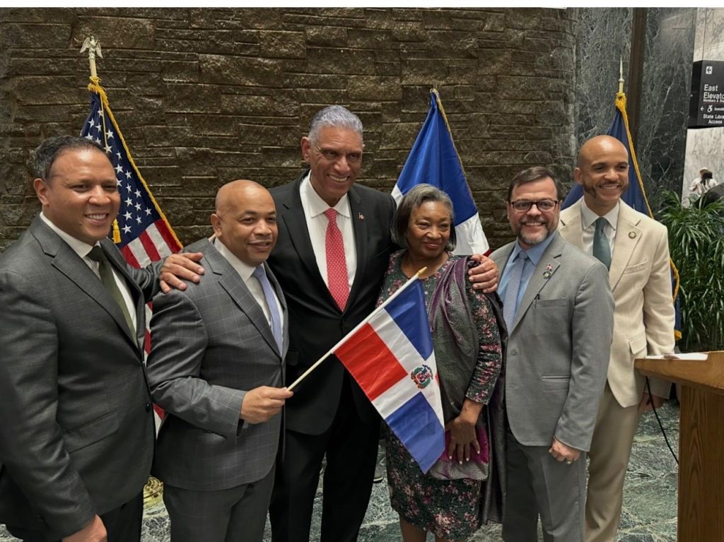 Cónsul Jesús Vázquez Martínez participa en “Dominicans in Albany 2026” y recibe reconocimiento