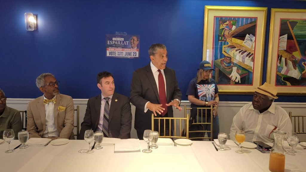 Congresista Adriano Espaillat se reúne con líderes de los inquilinos de NYCHA