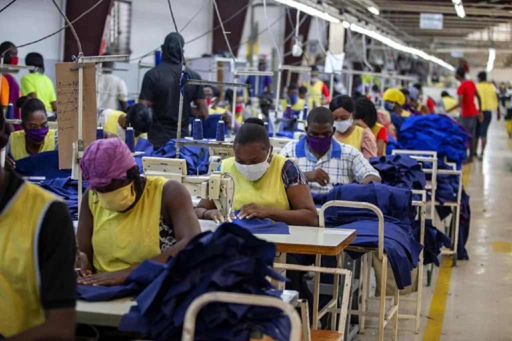 Haití fija el salario mínimo diario para la industria de manufactura en 7,7 dólares