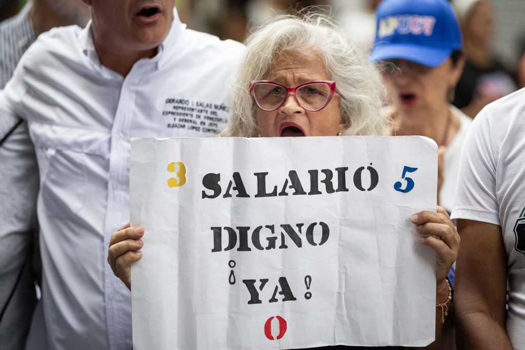 Docentes universitarios protestan en Caracas para denunciar que la crisis salarial persiste
