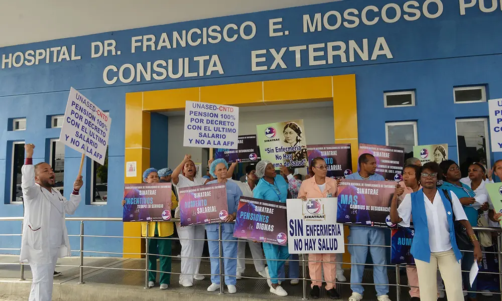 Gremios de enfermería anuncian piquete frente al SNS por cancelación de directora de enfermeria