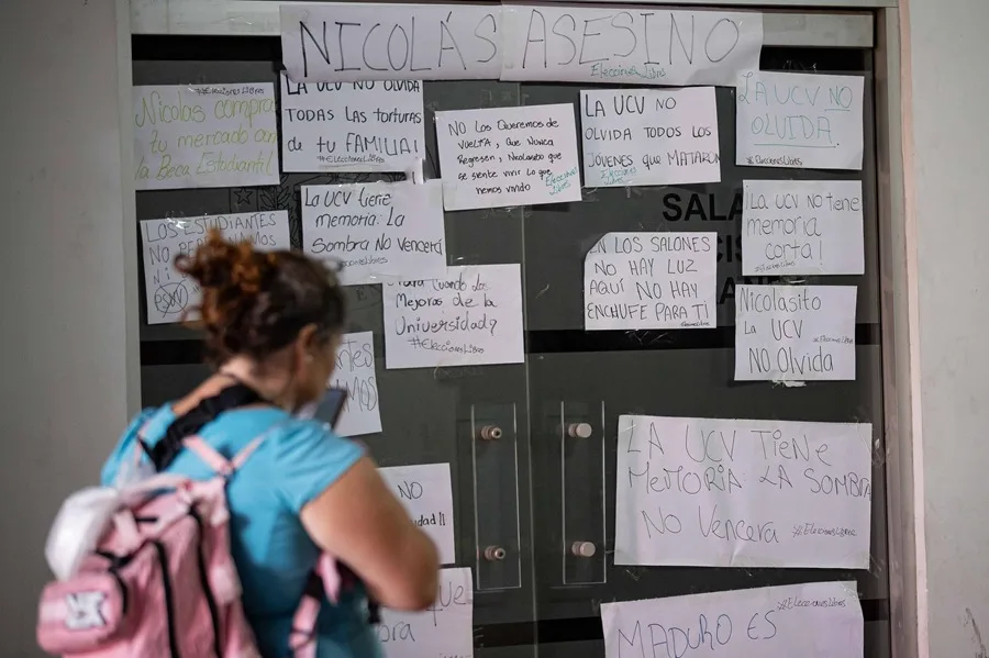 Estudiantes universitarios protestan en Venezuela en contra de una conferencia sobre Nicolás Maduro