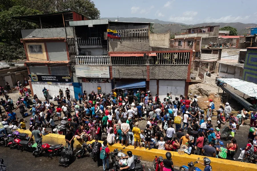 Retrasos, saqueos y quejas ciudadanas en medio de labores de rescate en Venezuela