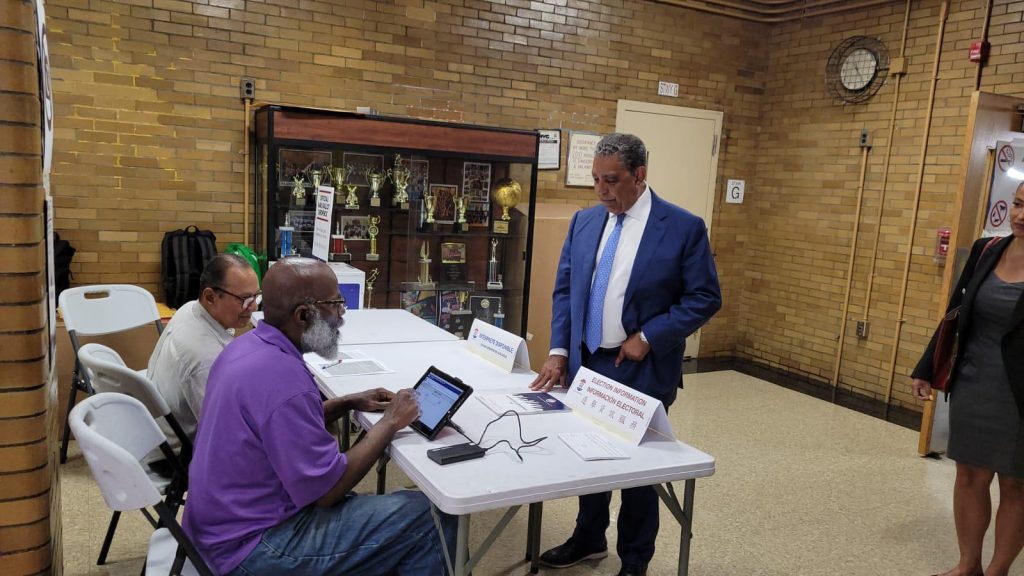 Espaillat vota en su distrito y llama a participar en las primarias