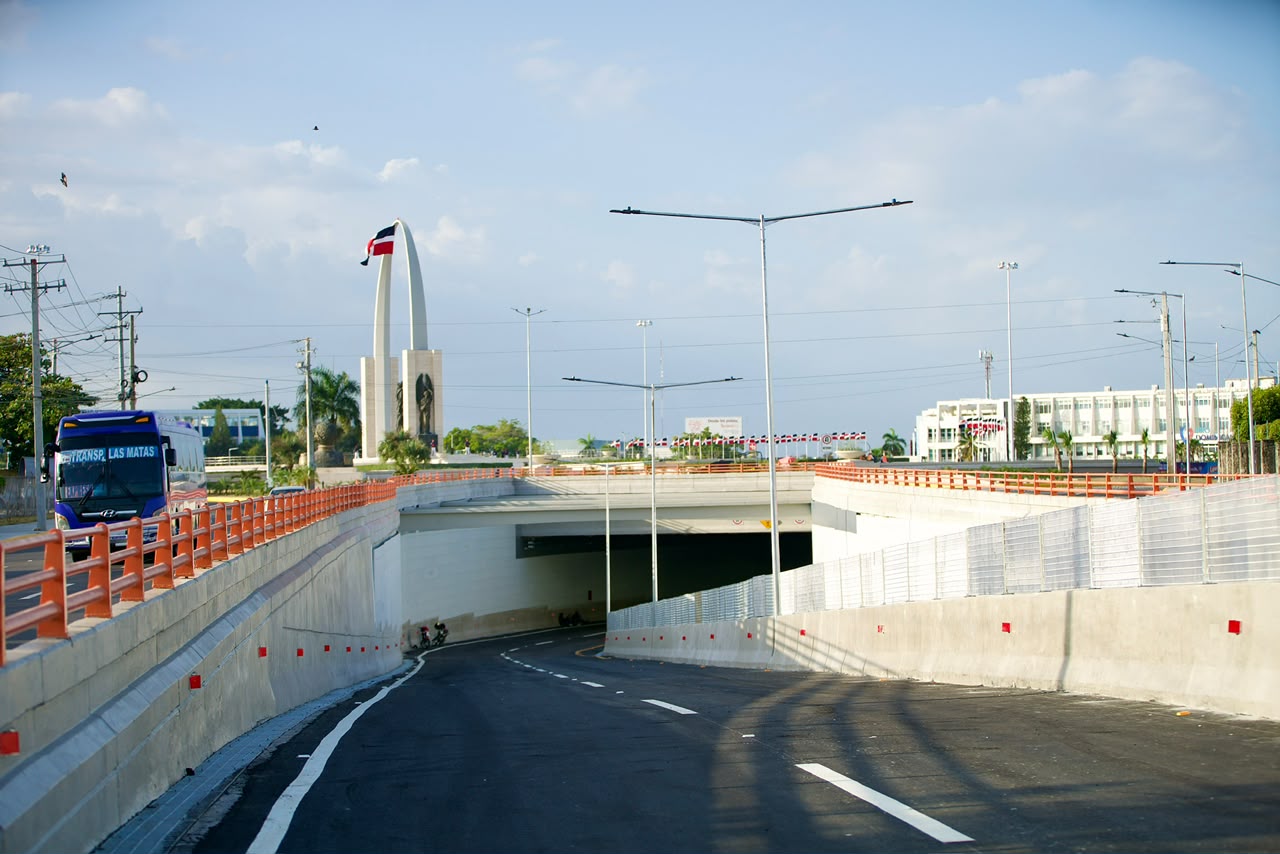 Gobierno inaugura túnel de la Plaza de la Bandera