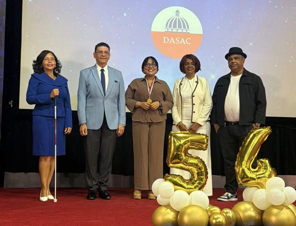 Ángela Rodríguez es galardonada con la Medalla al Mérito en el 54º aniversario del Círculo de Locutores