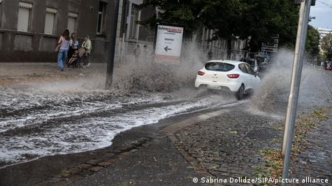 Al menos dos muertos y 53,000 hogares sin luz por un temporal de tormentas en Francia