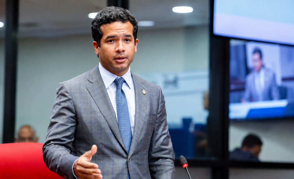 Omar Fernández critica rapidez para aumentar impuestos y lentitud para aliviar la carga tributaria