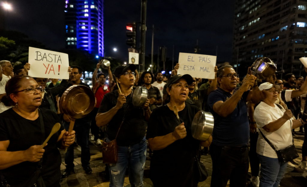Realizan cacerolazos en distintos puntos de Santo Domingo en protesta por la situación del país