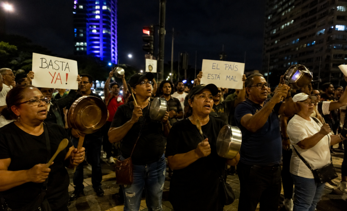 Realizan cacerolazos en distintos puntos de Santo Domingo en protesta por la situación del país