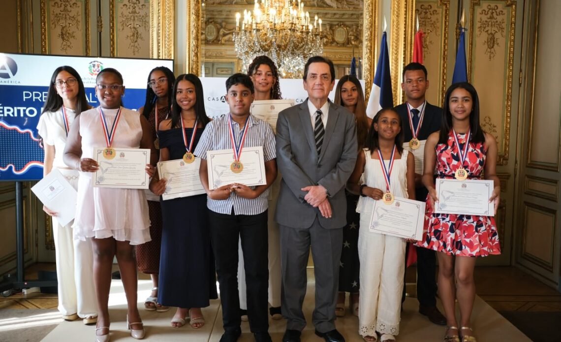 Embajada dominicana en España reconoce a estudiantes con el XVI Premio al Mérito Escolar